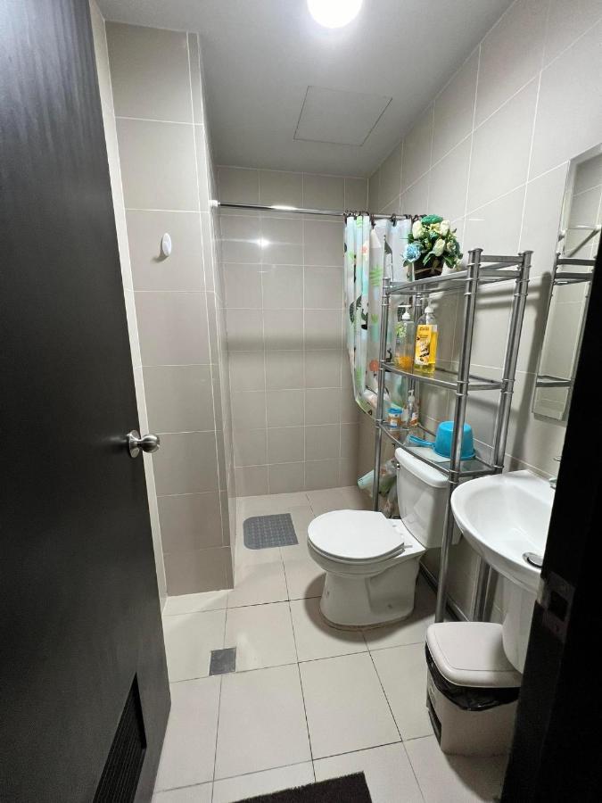 マニラ市 Manhattan Heights Towerb In Araneta Cubao 5Mins Walk To Smart Aranetaアパートホテル エクステリア 写真