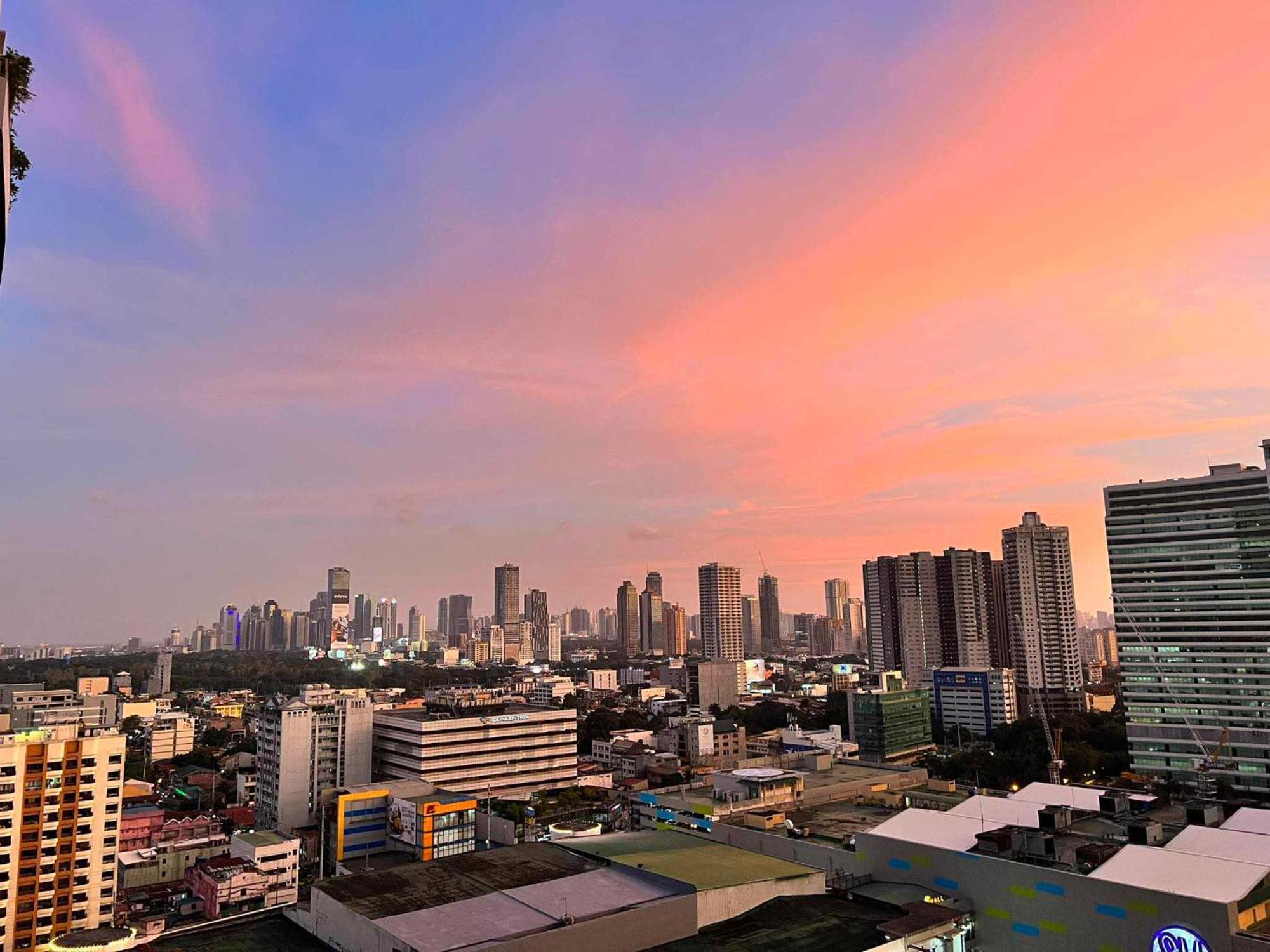 マニラ市 Manhattan Heights Towerb In Araneta Cubao 5Mins Walk To Smart Aranetaアパートホテル エクステリア 写真